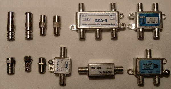 Birincisi “F” konektörleri kullanıyor, ikincisi ise birkaç aygıta daha fazla kablo döşemek için bir “ayırıcı” kullanıyor